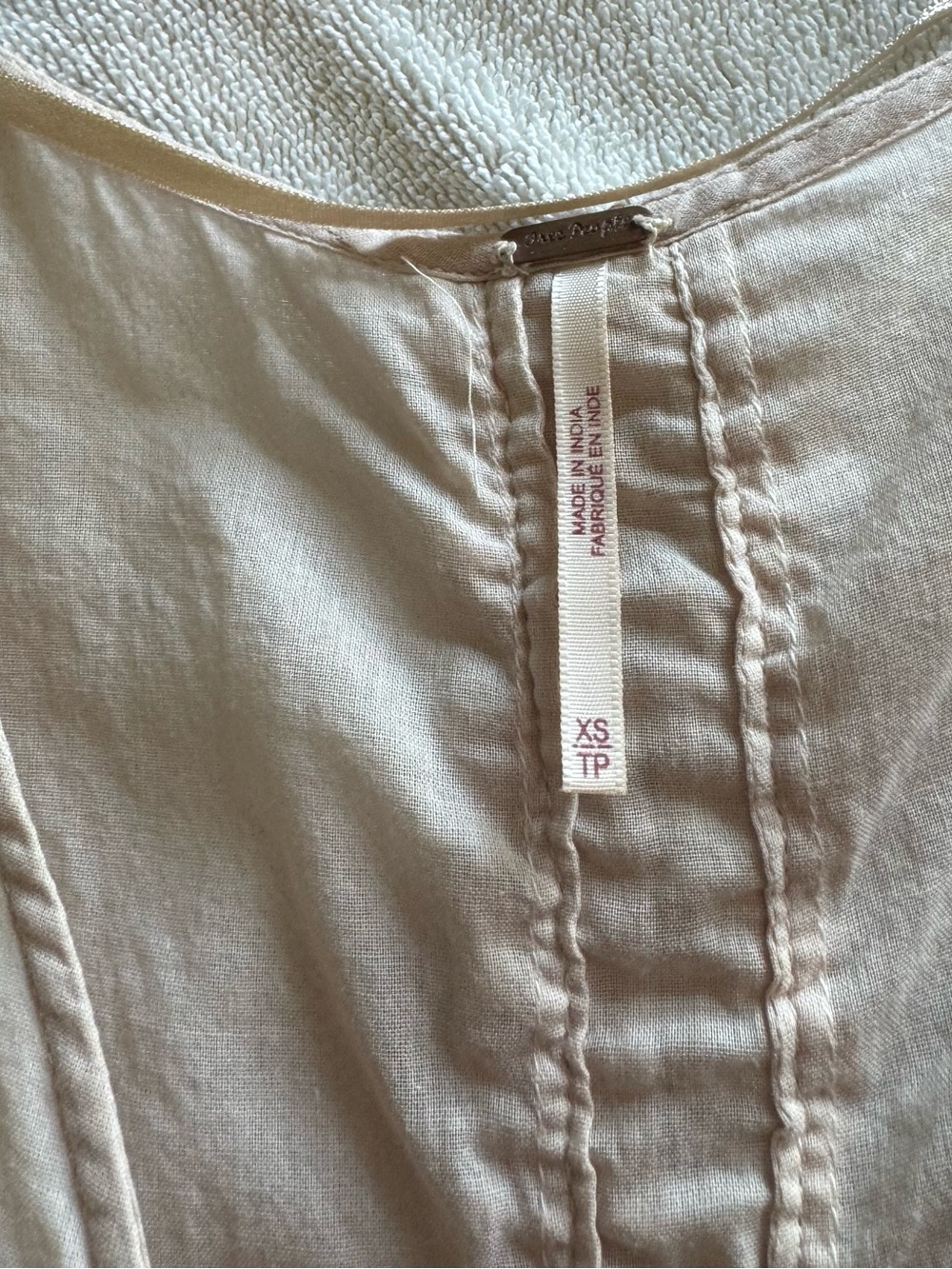 FREE PEOPLE lightweight Summer top with floral embroidery. This one is special! - Picture 6 of 9